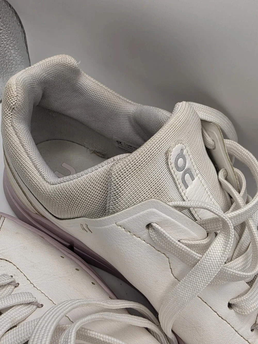 On THE ROGER Centre Court Sneakers — Women's US 11 / White + Lilac